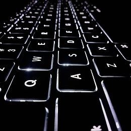 Computertastatur, sehr nah und leuchtet im Dunkeln ©Sam Albury / unsplash.com
