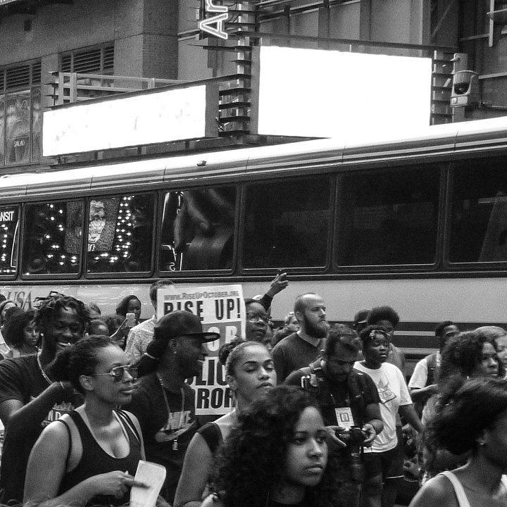 Demonstrant*innen tragen ein Banner mit der Aufschrift "Black Lives Matter" ©Nicole Baster / unsplash.com