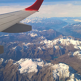 Blick aus einem fliegenden Flugzeug ©Andrea Vicenzo Abbondanza / unsplash.com