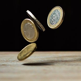 Herabfallende Euromünzen auf einen Holzfußboden ©Pixabay / pexels.com