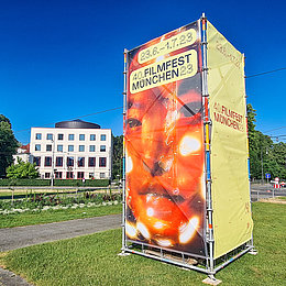Banner "Filmfest München 2023" am Karolinenplatz vor dem Amerikahaus München (c) Filmfest München