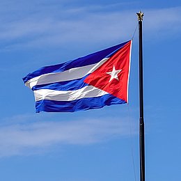 kubanische Flagge weht rückwärts im Wind ©Jeremy Bezanger / unsplash.com