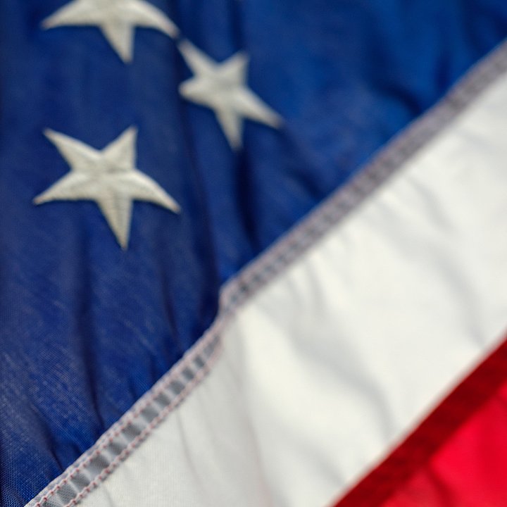 Nahaufnahme der US-Flagge ©Luke Michael / unsplash.com