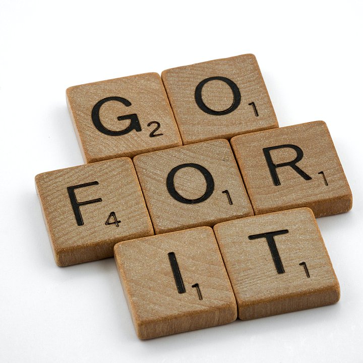 Scrabblesteine mit Schriftzug "GO FOR IT" ©Brett Jordan / unsplash.com