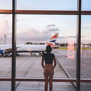 junges Mädchen beobachtet ein Flugzeug am Flughafen ©Palu Malerba / pexels.com