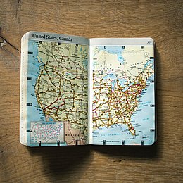 Notizbuch mit aufgeschlagener Nordamerikakarte ©REVOLT / unsplash.com