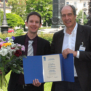 BAA-Direktor Prof. Dr. Klaus Benesch überreicht den Dissertationspreis 2011 an Dr. Timo Müller ©Bayerische Amerika-Akademie
