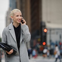Junge Frau im Anzug telefoniert auf der Straße einer amerikanischen Großstadt ©Sora Shimazaki / pexels.com