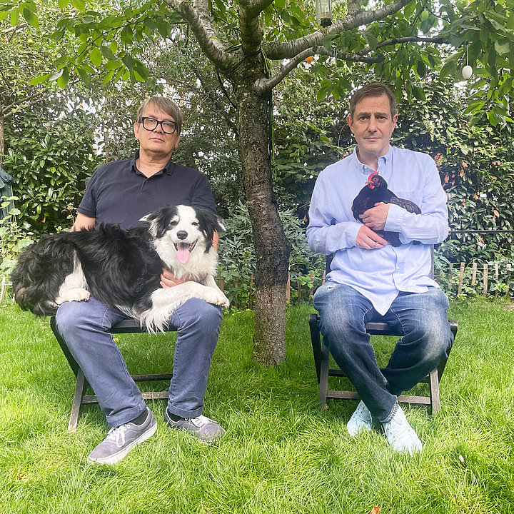 Sven Regener mit Hund und Andreas Dorau mit Huhn im Garten ©Charlotte Goltermann