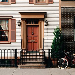 Fahrrad vor amerikanischem Haus ©Christian Koch / stock.adobe.com