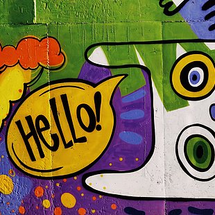 Graffiti mit Hello-Sprechblase ©Artem Bryzgalov / unsplash.com