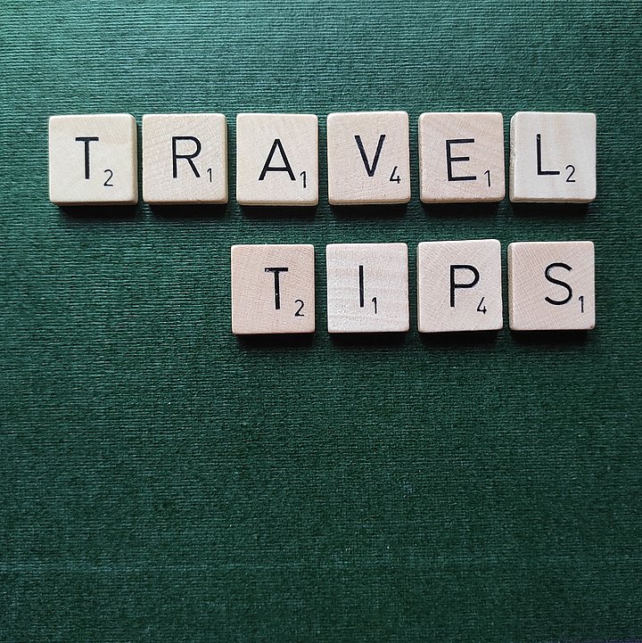 Scrabble-Steine formen den englischen Begriff Travel Tips ©Amerikahaus