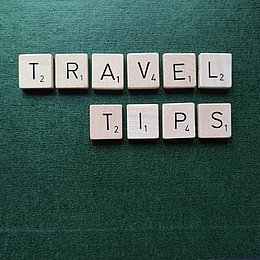 Scrabble-Steine formen den englischen Begriff Travel Tips ©Amerikahaus