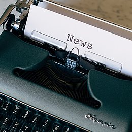 Schreibmaschine mit Schriftzug News