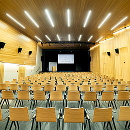 Auditorium at Amerikahaus with chairs and stage view ©Leonhard Simon
