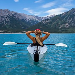 Junge Frau im Kanu ©Kalen Emsley / unsplash.com