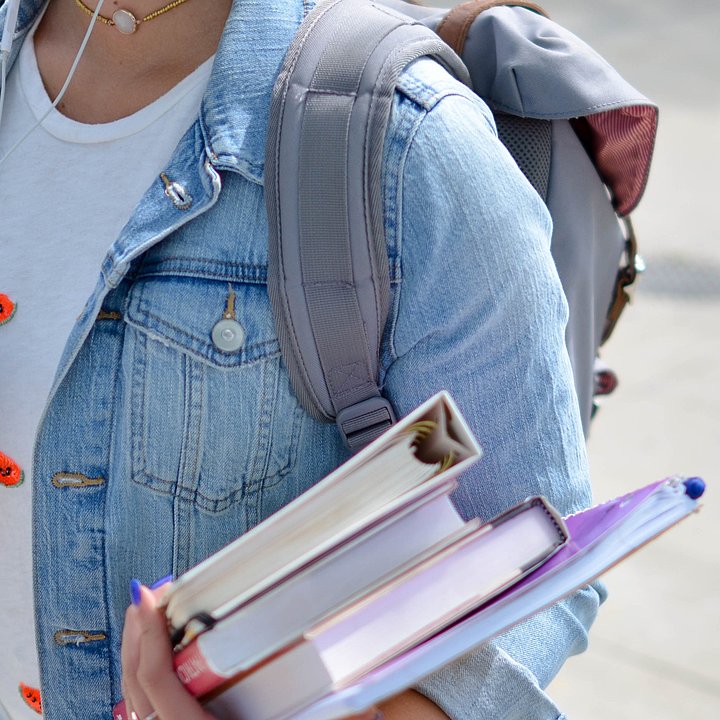Student with books in her arms ©Element5 Digital / unsplash.com
