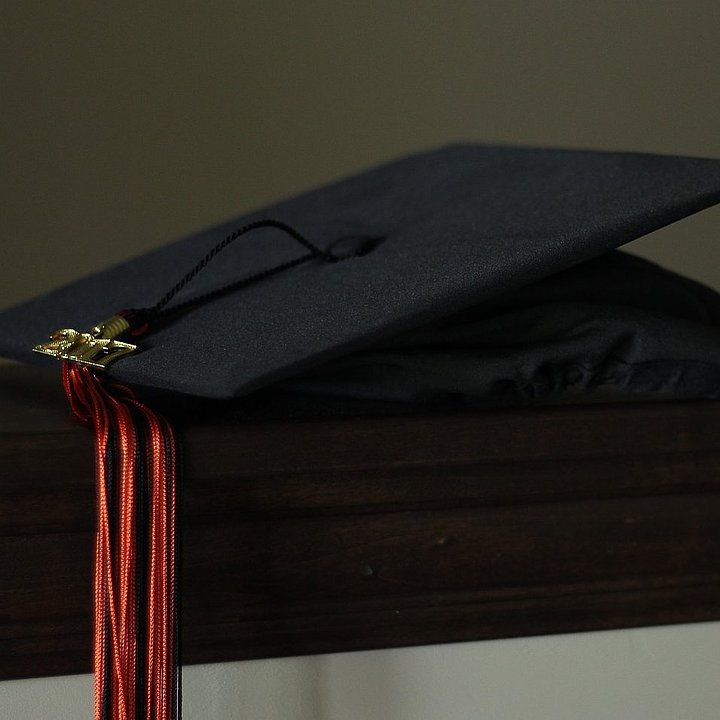 Graduation cap on table ©Matthew Everard / pixabay.com