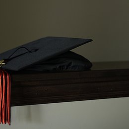 Graduation cap on table ©Matthew Everard / pixabay.com