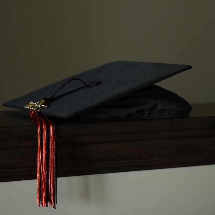 Graduation Cap auf Tisch liegend ©Matthew Everard / pixabay.com