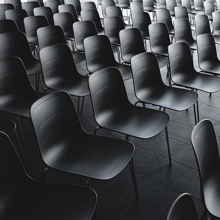 Empty chairs ©Jonas Jacobsson / unsplash.com