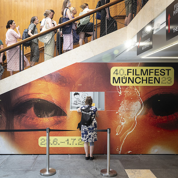 Besucher des Filmfest München auf der Treppe des Amerikahauses ©Sophie Mahler / Filmfest München