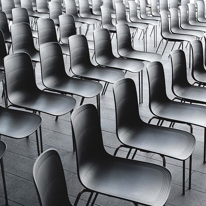 Empty Chairs ©Jonas Jacobsson/unsplash.com