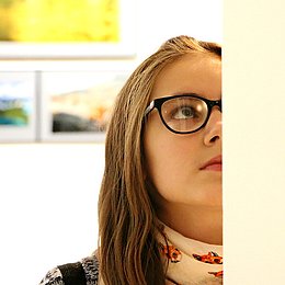 Junge Frau guckt Ausstellung an ©klimkin / pixabay.com