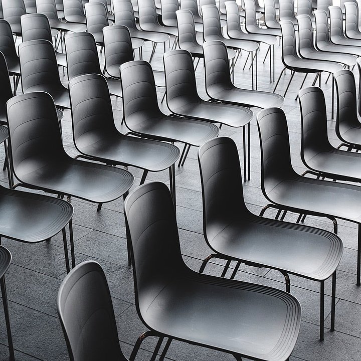 Empty Chairs ©Jonas Jacobsson / unsplash.com
