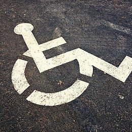 Rollstuhl Piktogramm auf Strasse