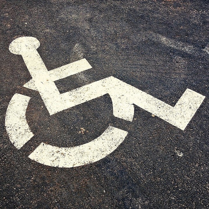 Rollstuhl Piktogramm auf Strasse © Mabel Amber, Pixabay