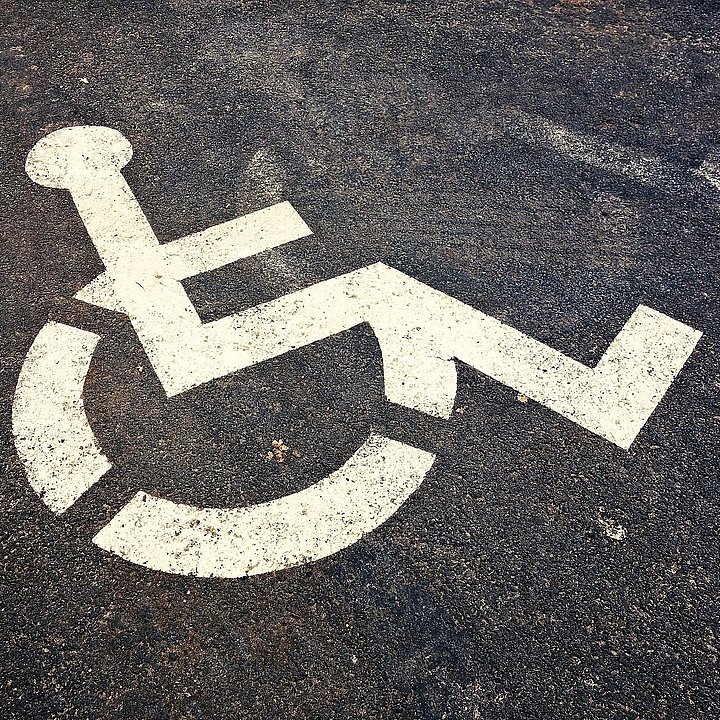 Wheelchair symbol on street © Mabel Amber, Pixabay