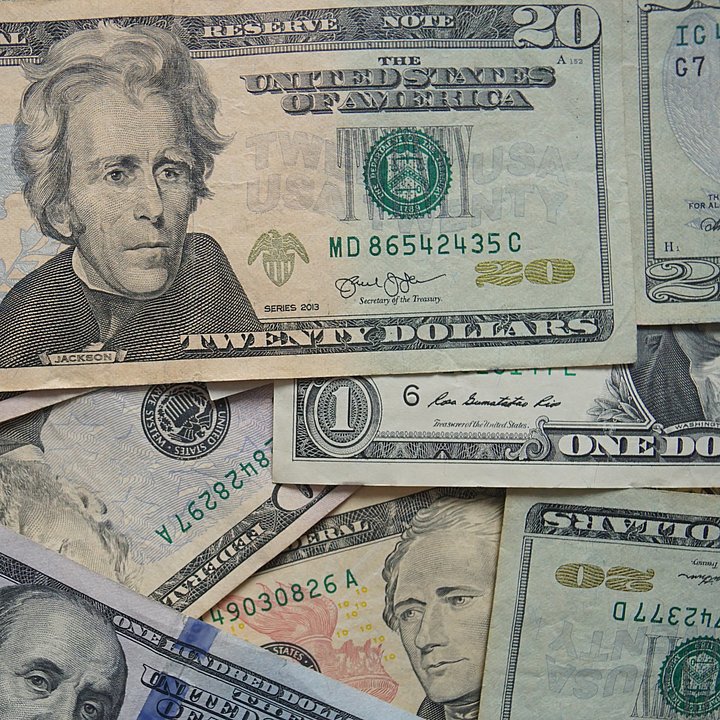 Dollarnoten flach verteilt übereinander liegend ©Blogging Guide / unsplash.com