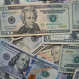 Dollar Bills ©Blogging Guide / unsplash.com