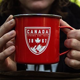 Tasse mit kanadischem Slogan ©Nathaniel Bowman / unsplash.com