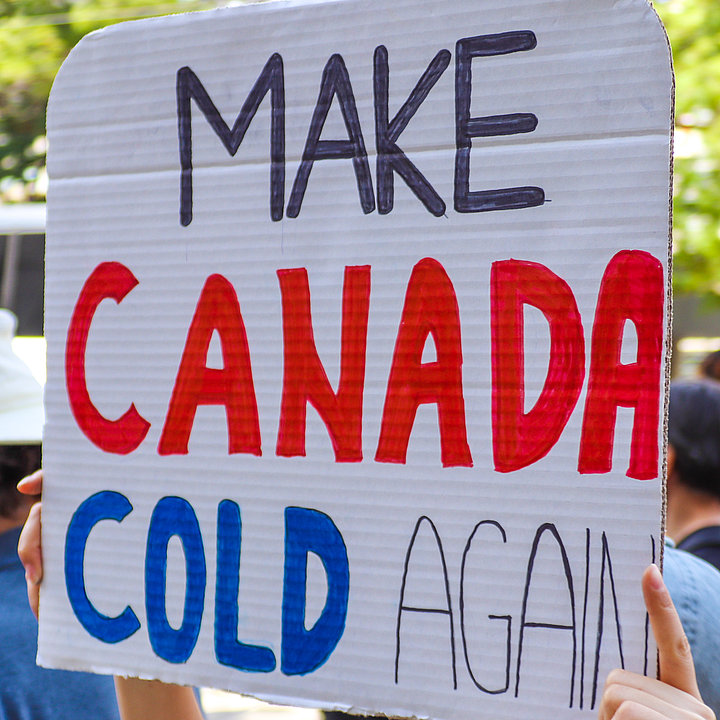 Demonstrantin mit Schild "Make Canada Cold Again" © expatpostcards, Shutterstock