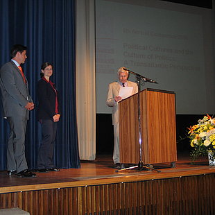 BAA director Prof. Dr. Jürgen Gebhardt (right) presents the dissertation award 2006 to Dr. Matthias S. Fifka and Dr. Ingrid Gessner ©Bavarian American Academy
