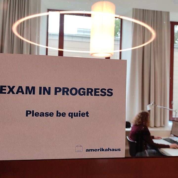 Door sign Exam in Progress ©Amerikahaus