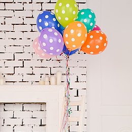 bunte Ballons in einem Zimmer ©Sofiya Levchenko / unsplash.com
