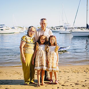 Großeltern mit ihren Enkelinnen am Strand ©RDNE Stock project / pexels.com