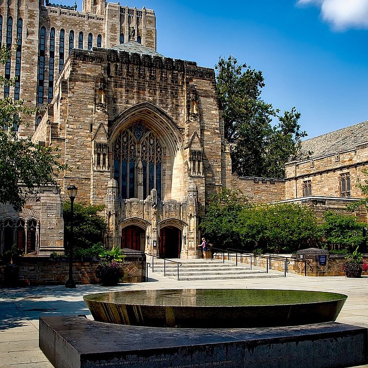 Yale University historic building with fountain in foreground ©David Mark / pixabay.com