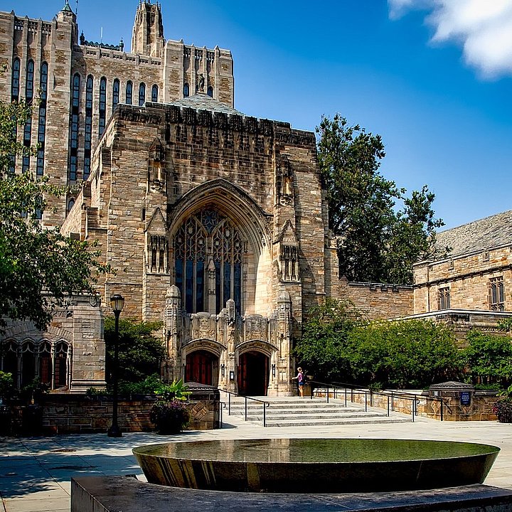 Yale University historisches Gebäude mit Brunnen im Vordergrund ©David Mark / pixabay.com