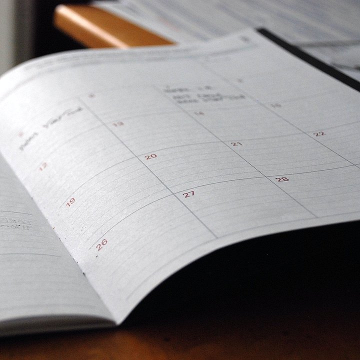 Ein Terminkalender liegt offen auf einem Tisch ©Eric Rothermel / unsplash.com