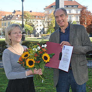 BAA director Prof. Dr. Klaus Benesch presents the dissertation award 2013 to Dr. Dorottya Ruisz ©Bavarian American Academy