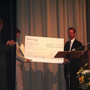 Dr. Tanja Zinterer receives the dissertation award 2004 ©Bavarian American Academy