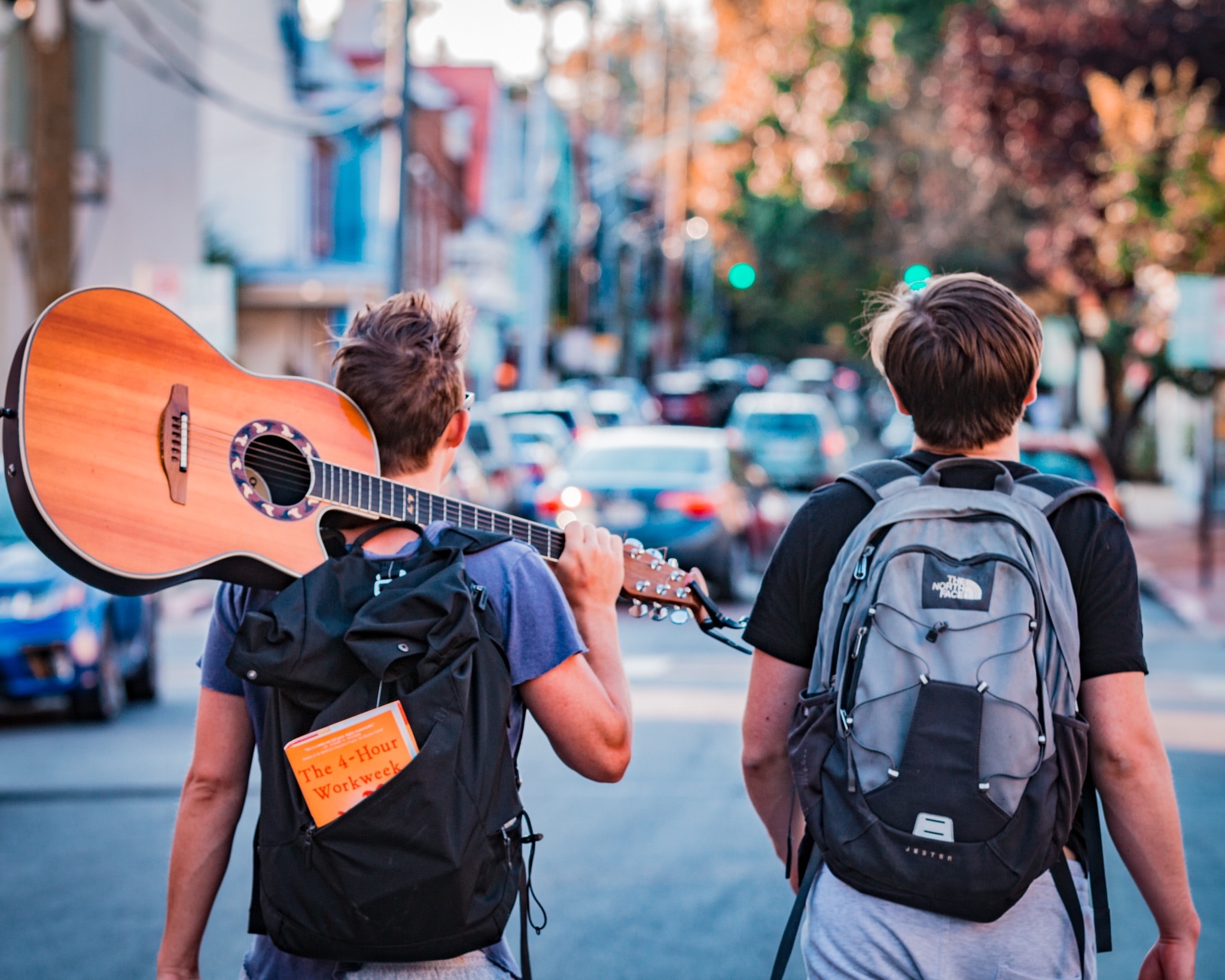 Zwei junge Männer mit Rucksack und Gitarre